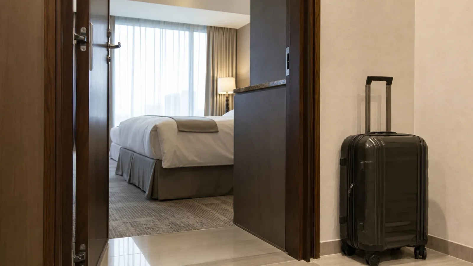 강남 지역 lodging 방문 전 확인사항을 소개하는 사실적인 참고 이미지