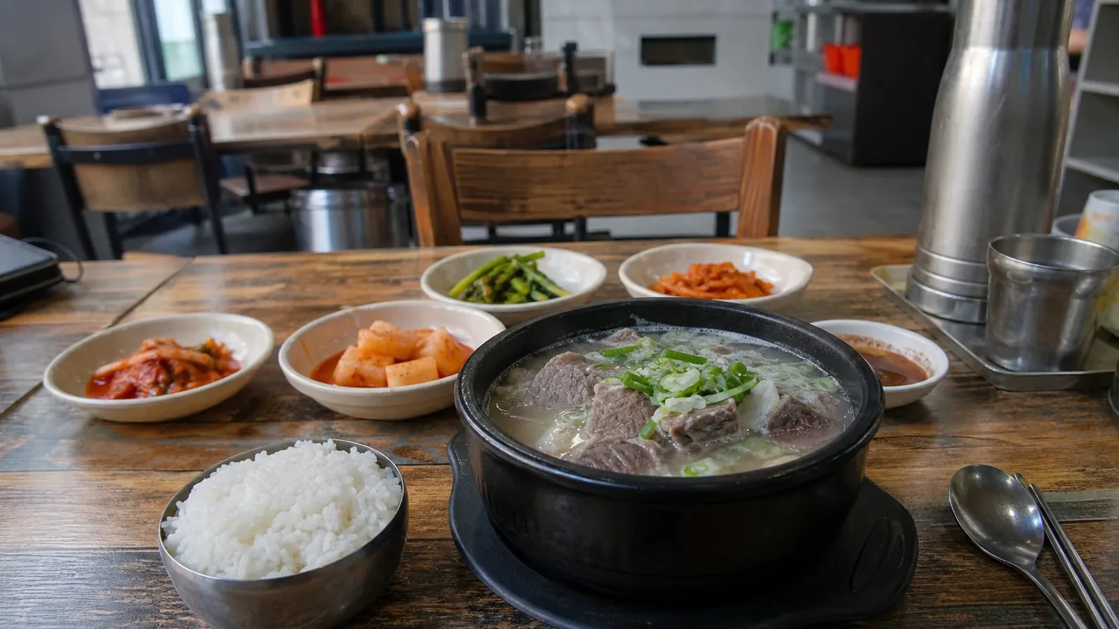 강남 지역 restaurant 방문 전 확인사항을 소개하는 사실적인 참고 이미지