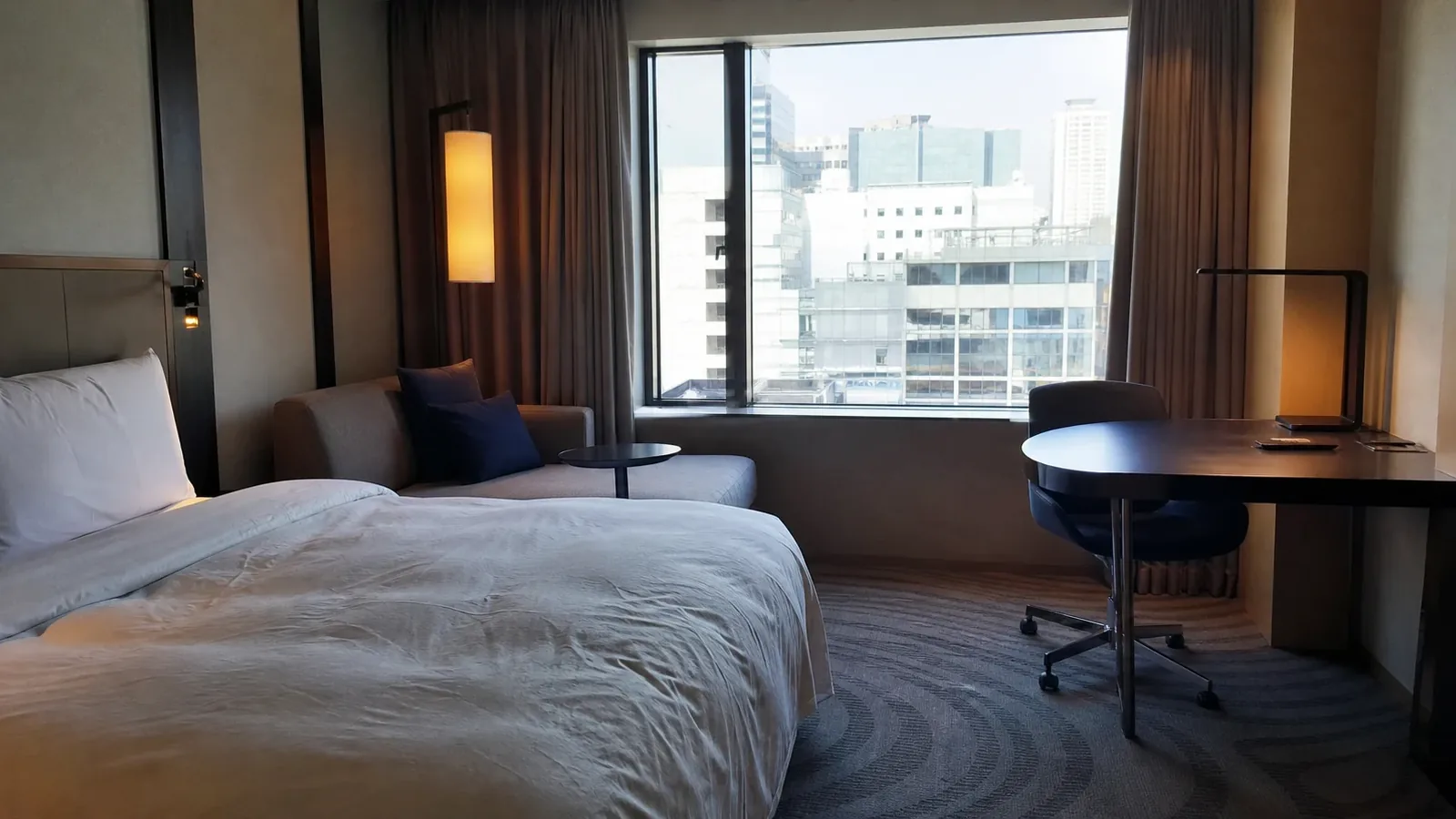 강남 지역 review 방문 전 확인사항을 소개하는 사실적인 참고 이미지