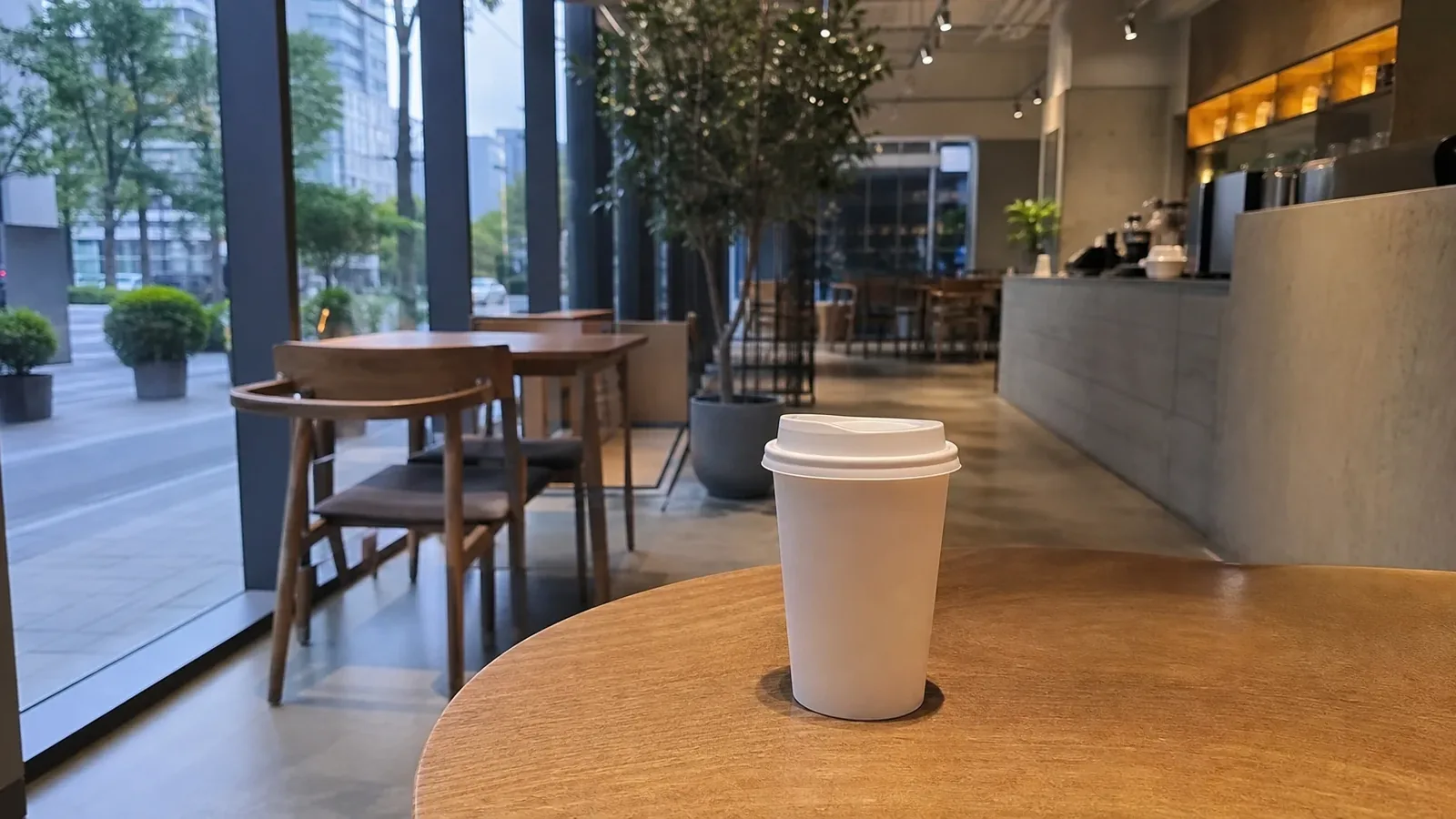 강남 지역 cafe 방문 전 확인사항을 소개하는 사실적인 참고 이미지