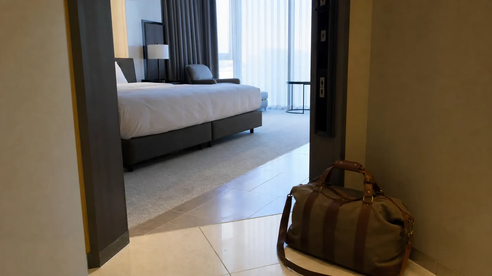 강남 지역 lodging 방문 전 확인사항을 소개하는 사실적인 참고 이미지