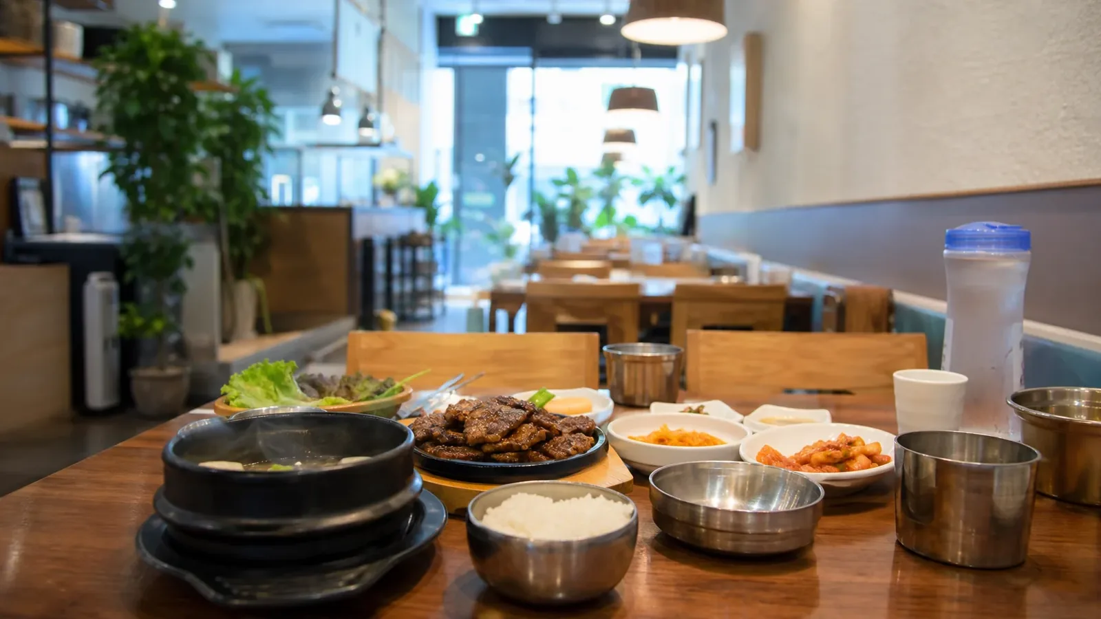 강남 지역 restaurant 방문 전 확인사항을 소개하는 사실적인 참고 이미지