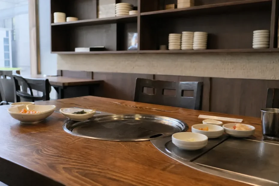 강남 지역 restaurant 방문 전 확인사항을 소개하는 사실적인 참고 이미지