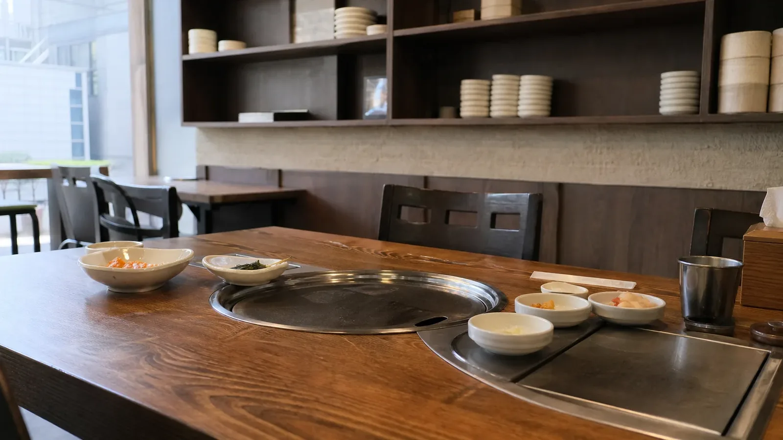 강남 지역 restaurant 방문 전 확인사항을 소개하는 사실적인 참고 이미지