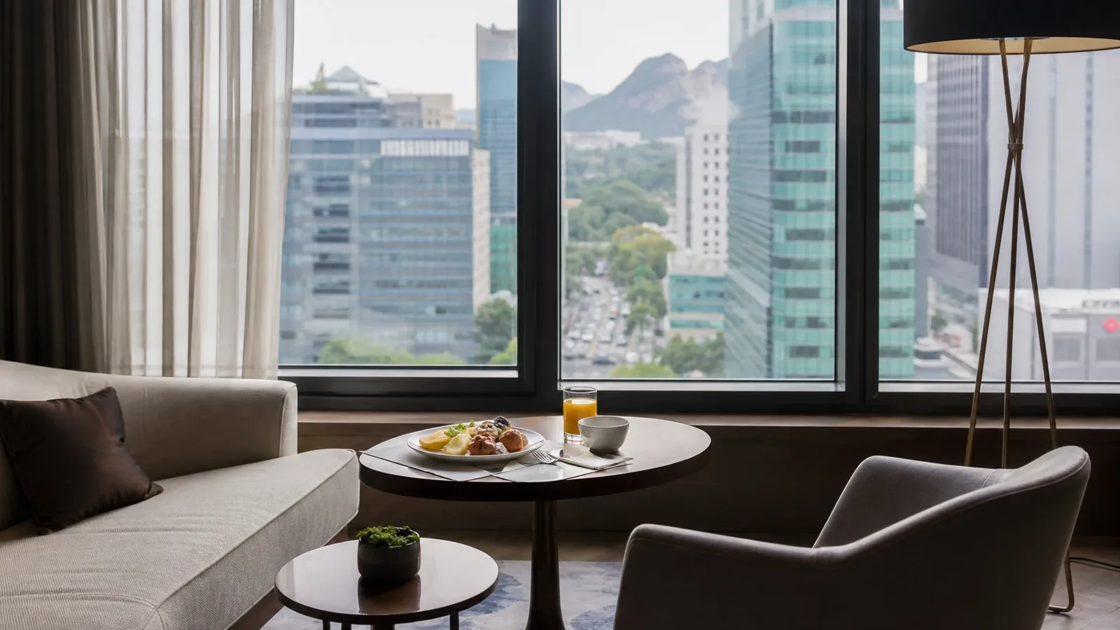 강남 지역 review 방문 전 확인사항을 소개하는 사실적인 참고 이미지